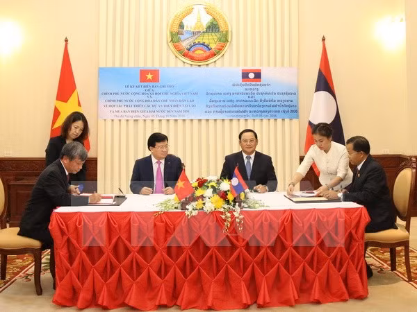 Activités du vice-Premier ministre Trinh Dinh Dung au Laos ảnh 1