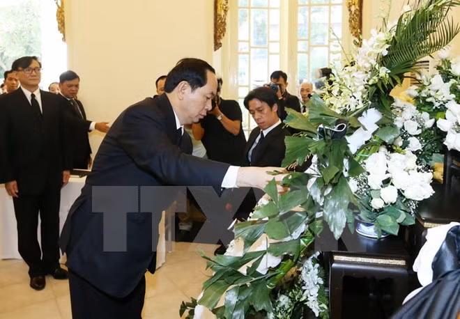 Tran Dai Quang rend hommage au roi Bhumibol Adulyadej de Thaïlande ảnh 1 Tran Dai Quang rend hommage au roi Bhumibol Adulyadej de Thaïlande ảnh 1