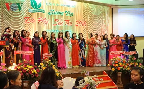 Soirée de gala «Couleurs de l’automne»: Exalter les belles vertus de la femme vietnamienne ảnh 1