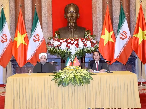 Le président iranien termine sa visite d'Etat au Vietnam ảnh 1
