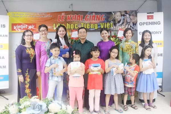 Ouverture de la première classe de langue vietnamienne en Malaisie ảnh 1