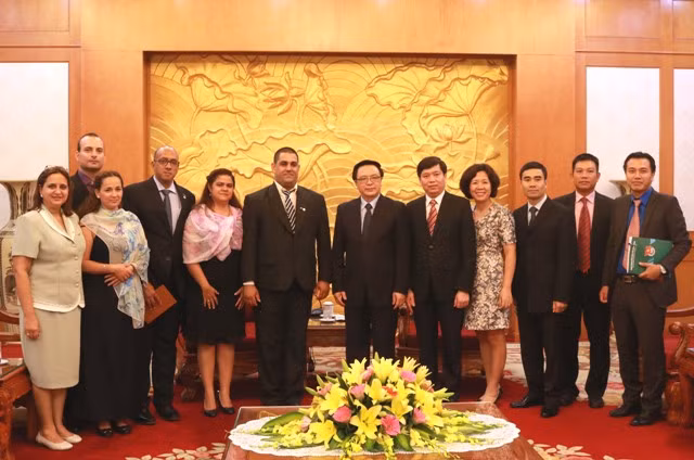 Les jeunes se donnent la main pour renforcer les relations entre le Vietnam et Cuba ảnh 1