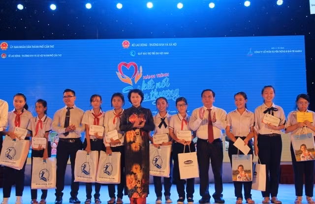 Programmes caritatifs en faveur des enfants de Cân Tho, Dak Lak et Quang Nam ảnh 1