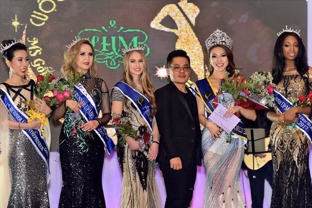 Des stylistes magnifient la tunique vietnamienne sur les podiums étrangers ảnh 2