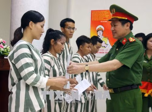 34 prisonniers sortent en liberté conditionnelle à Hanoi ảnh 1