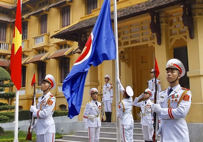 Le Vietnam hisse le drapeau de l’ASEAN 2018 ảnh 1