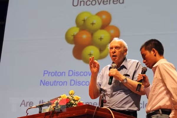Le Prix Nobel de physique 1990 invite à explorer l’Univers et la matière ảnh 1