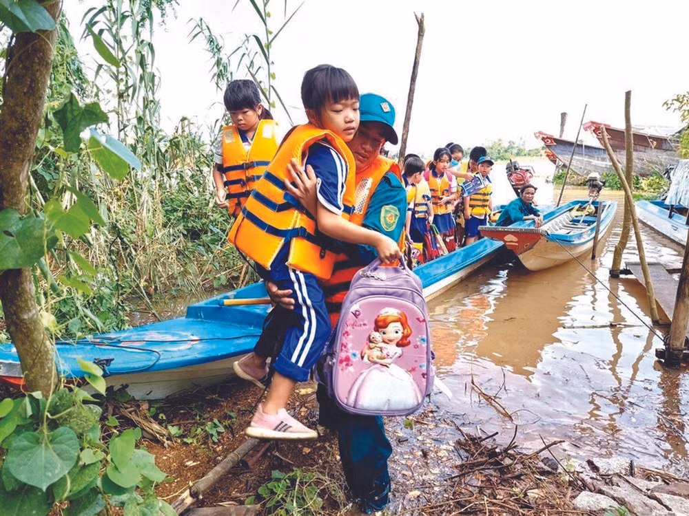 À An Giang, les crues n’arrêtent pas les élèves ! ảnh 1