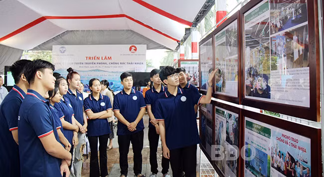Exposition contre les déchets plastiques à Binh Dinh ảnh 1 Exposition contre les déchets plastiques à Binh Dinh ảnh 1