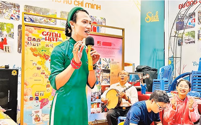 Renforcement des efforts pour rapprocher les jeunes des arts traditionnels ảnh 2
