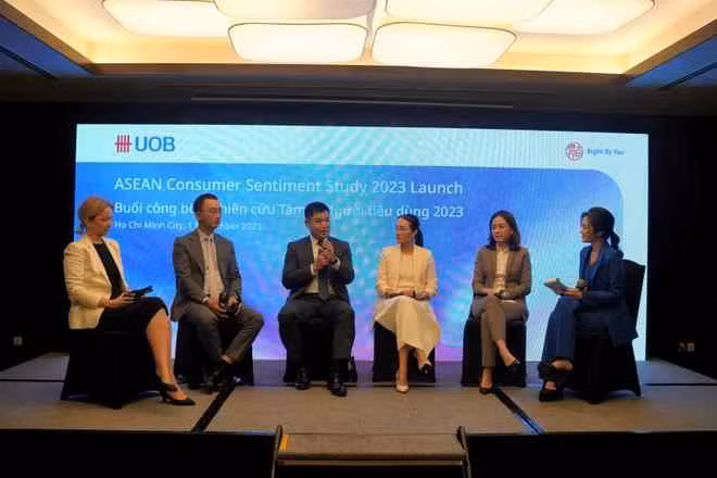 UOB : 76% des consommateurs vietnamiens sont optimistes quant à leurs finances en 2024 ảnh 1