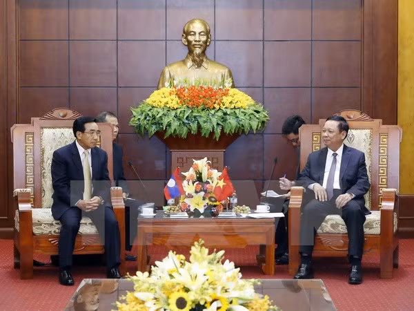 Le vice-président laotien Phankham Viphavanh se rend à Hoà Binh ảnh 1