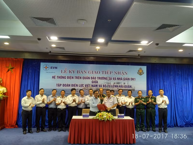 EVN reçoit le système électrique du district insulaire de Truong Sa ảnh 1