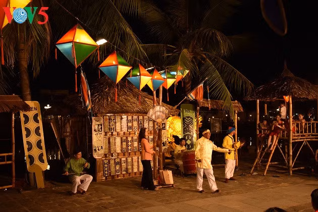 Gambade avec le "bài choi" dans la vieille ville de Hôi An ảnh 1