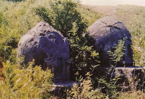 Au Centre, le mystère de la nécropole dans la montagne d’A Mang ảnh 2