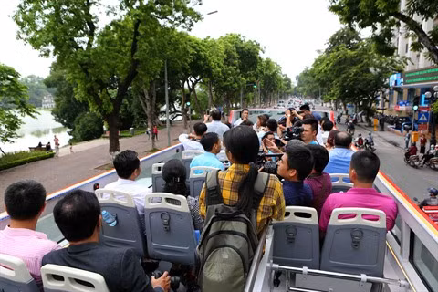 Découvrez le meilleur de la capitale vietnamienne en bus à impériale ảnh 2