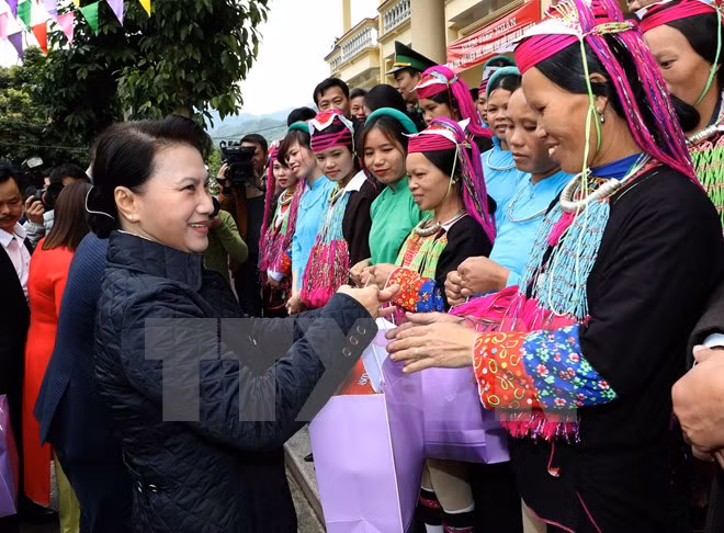 La présidente de l’AN visite des localités frontalières de Quang Ninh ảnh 1