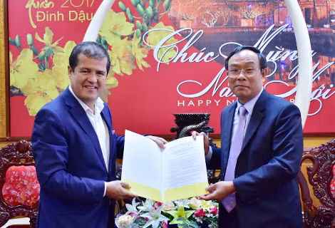 THua Thiên-Huê: remise de la licence d’investissement à un projet touristique de l'Espagne ảnh 1