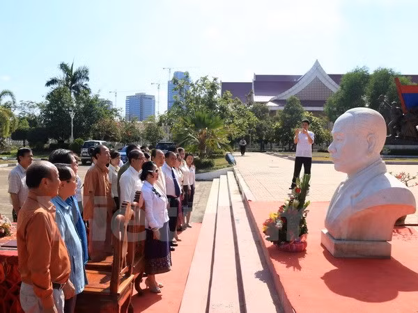 Une entreprise vietnamienne fait don d'un buste du président Souphanouvong au Laos ảnh 1 Une entreprise vietnamienne fait don d'un buste du président Souphanouvong au Laos ảnh 1