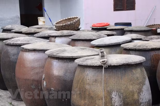 Nam Dinh : la fabrication artisanale de la saumure de poisson à Sa Chau ảnh 1