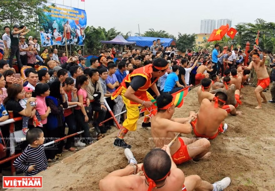 Le jeu de tir à la corde assis fait vibrer la corde du vilage de Ngoc Tri ảnh 4 Le jeu de tir à la corde assis fait vibrer la corde du vilage de Ngoc Tri ảnh 4