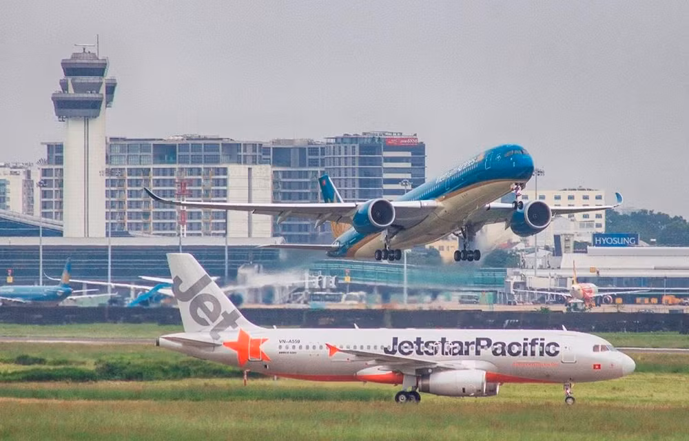 Vietnam Airlines et Jetstar Pacific ajustent leurs horaires en raison d'une tempête ảnh 1