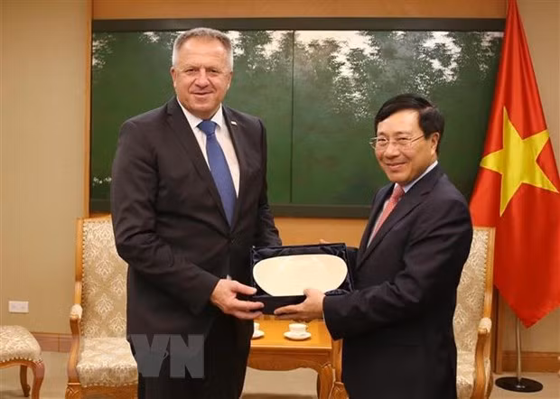Le vice-PM Pham Binh Minh reçoit le ministre slovène de l'Economie ảnh 1