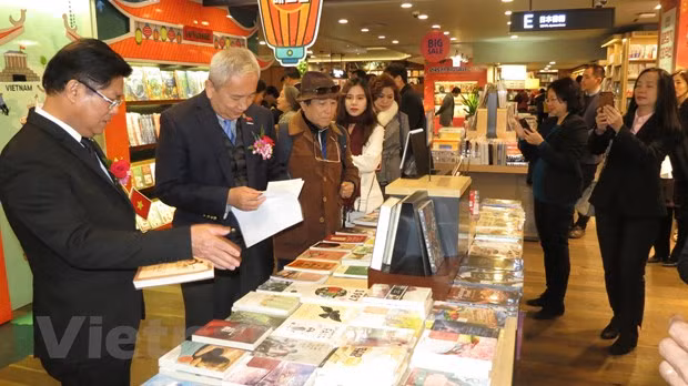 Inauguration d’un stand de livres vietnamiens à Séoul ảnh 1