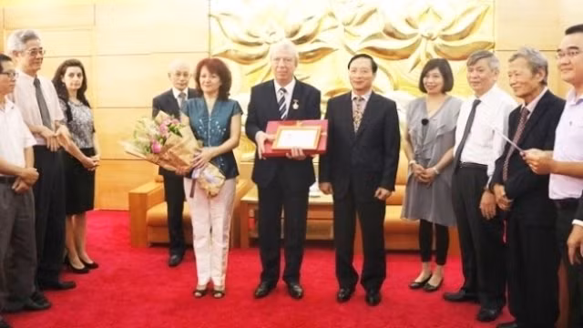 L’ambassadeur bulgare Evguenia Stoytchev à l'honneur ảnh 1