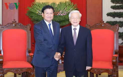 Le secrétaire général Nguyen Phu Trong reçoit le Premier ministre laotien ảnh 1 Le secrétaire général Nguyen Phu Trong reçoit le Premier ministre laotien ảnh 1