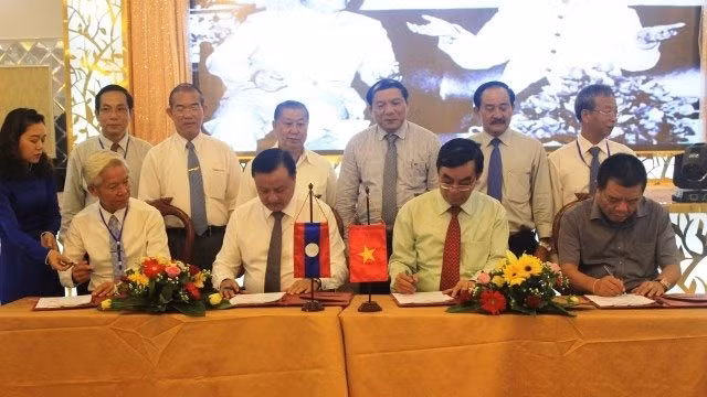 Promotion de l’investissement et du commerce via le poste frontière Lao Bao - Densavan ảnh 1