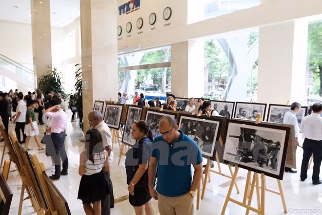 Expo photo sur le dirigeant de la révolution cubaine Che Guevarra à Hanoï ảnh 1