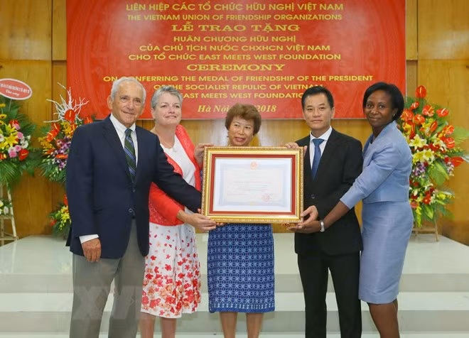L'ONG américaine East Meets West Foundation à l'honneur ảnh 1
