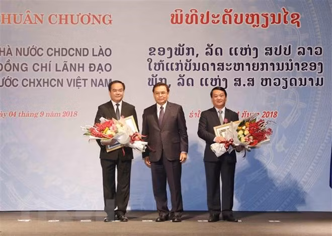 Le Laos décore des responsables vietnamiens ảnh 1