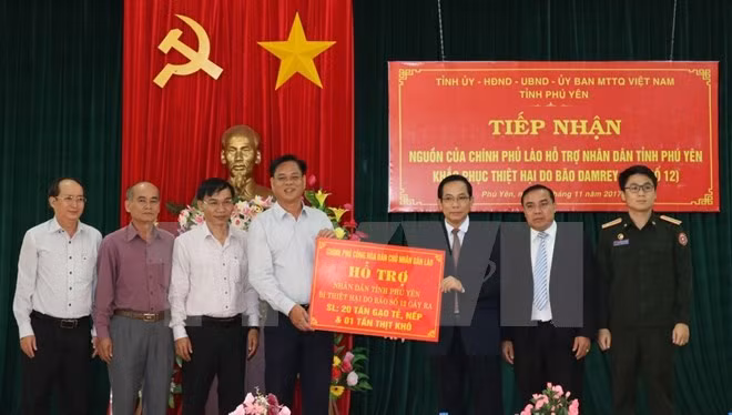 Aides laotiennes aux sinistrés du typhon Damrey dans la province de Phu Yen ảnh 1