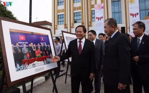 Exposition : les relations Vietnam-Laos vues par la presse ảnh 1 Exposition : les relations Vietnam-Laos vues par la presse ảnh 1
