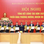 Le Premier ministre Pham Minh Chinh remet des certificats de mérite du Comité du Parti du gouvernement à des personnes ayant obtenu des résultats remarquables. Photo : VNA