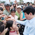 Le président Luong Cuong et des habitants de Go Noi. Photo: VNA