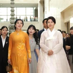 Kim Hye Kyung, épouse du président de la République de Corée, et Ngo Phuong Ly, épouse du secrétaire général du PCV, visitent le Musée national de la République de Corée. Photo: VNA