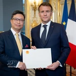 L’ambassadeur du Vietnam en France, Trinh Duc Hai, présente ses lettres de créance au président Emmanuel Macron. Photo: VNA