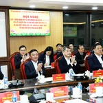 Le secrétaire général To Lam et des délégués lors de la conférence visant à recueillir les avis des électeurs du lieu de résidence. Photo : daibieunhandan.vn