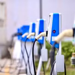 Bornes de recharge pour véhicules électriques de VinFast dans l’enceinte de l’immeuble résidentiel CT1 de l’Hôpital 103. Photo : VNA