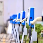 Bornes de recharge pour véhicules électriques de VinFast dans l’enceinte de l’immeuble résidentiel CT1 de l’Hôpital 103. Photo : VNA