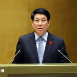 Le président Luong Cuong présente le rapport de synthèse sur les activités présidentielles au cours du mandat 2021-2026. Photo: VNA