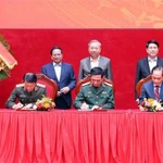 Le secrétaire général To Lam, le président Luong Cuong et le Premier ministre Pham Minh Chinh assistent à la signature du Règlement de coordination entre le ministère de la Sécurité publique, le ministère de la Défense et le ministère des Affaires étrangères. Photo : VNA