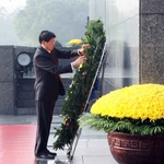 Le secrétaire général du PPRL et président lao Thongloun Sisoulith, rend hommage au Président Hô Chi Minh en son mausolée. Photo: VNA