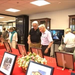 Visiteurs à l'exposition. Photo: VNA