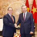 Le secrétaire général du PCV, To Lam, et le membre du Bureau politique du Parti communiste de Cuba (PCC), ministre cubain des Affaires étrangères, Bruno Rodriguez Parrilla, envoyé spécial du Parti et de l’État cubains. Photo: VNA