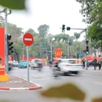L'atmosphère festive des célébrations du 96e anniversaire de la fondation du Parti se répand dans les rues de la capitale. Photo : VNA
