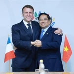Le Premier ministre Pham Minh Chinh et le président français Emmanuel Macron. Photo: VNA